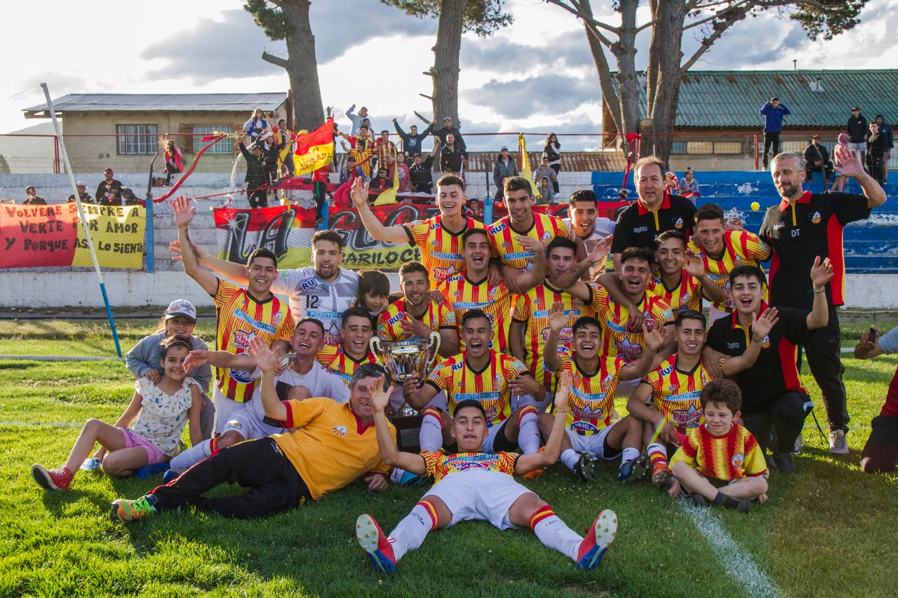 Cruz del Sur se coronó campeón del torneo clausura de la Liga de Fútbol de Bariloche 2019. Foto Gentileza Cruz del Sur