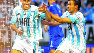 Matías Rojas festeja junto a Cvitanich el primer gol de Racing. El joven volante marcó su primer doblete en la Academia. (Foto/Télam)