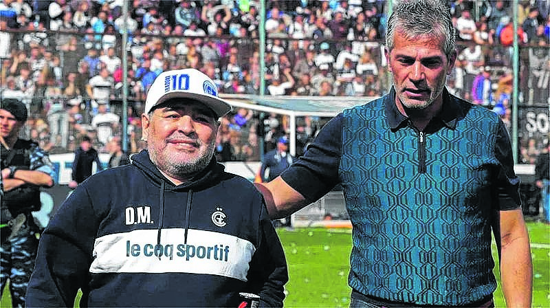 El presidente de Gimnasia fue reelecto, tal como pidió Maradona como condición para seguir siendo técnico del Lobo.