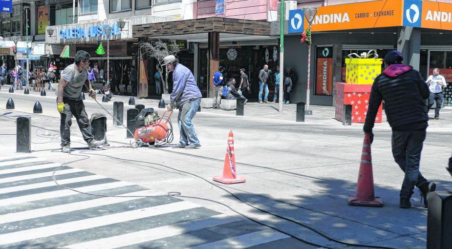 El DPA confirma que se debera realizar una obra de Cloaca en la Calle Mitre. Foto: Alfredo Leiva.-