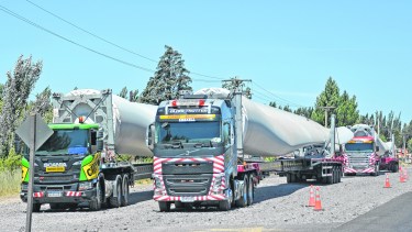 El traslado está a cargo de la empresa Crexell. Los rodados “descansaron” en el cruce de la Ruta 22 e Isla Jordán. Foto: Juan Thomes.