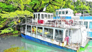 Dos catamaranes permanecen abandonados en el lago Frías desde hace una década. Hoy se concretó el remate. Archivo