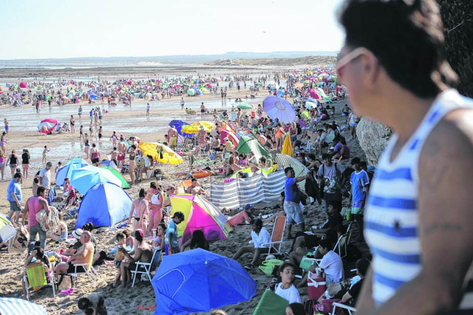 La temperatura fue en ascenso y se notó en la cantidad de gente que bajó a la playa para disfrutar de la arena y el mar.  Foto: Luciano Cutrera.-
