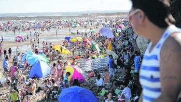 La temperatura fue en ascenso y se notó en la cantidad de gente que bajó a la playa para disfrutar de la arena y el mar.  Foto: Luciano Cutrera.-