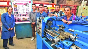 Estudiantes del CET 1 de Roca construyeron un molino para una escuela de Paso Córdoba