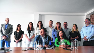 El nuevo intendente de Neuquén, Mariano Gaido, junto a su equipo de gabinete. 