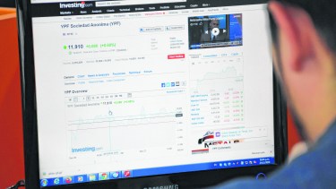 La cotización de la acción de YPF en la Bolsa de New York mejoró en las últimas semanas después de llegar a su mínimo histórico. (Florencia Salto).-