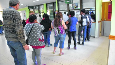 Las filas y demoras son una constante por la falta de profesionales en los hospitales del corredor a Vaca Muerta. Foto: Florencia Salto. 