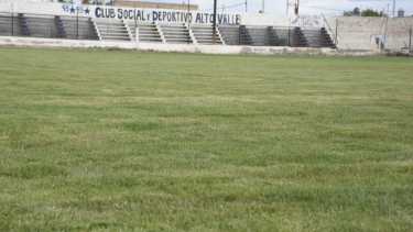 El césped brilla sobre el estadio de Alto Valle que por muchos años fue de tierra. (Foto: Juan Thomes)