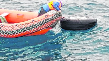 Junto a los pedazos del avión aparecieron también restos humanos, bolsos y una mochila.