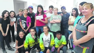 Sorpresa y alegría fueron las emociones más fuertes, este martes, cuando los estudiantes fueron a entregar el dinero.