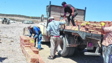 Los ladrilleros trabajan en familia. Foto César Izza. 