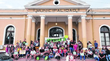 Tras la aprobación del proyecto los vecinos que dieron su apoyo a la agrupación Cannabis Terapéutico San Antonio festejaron la iniciativa. Foto. M. Brunella.