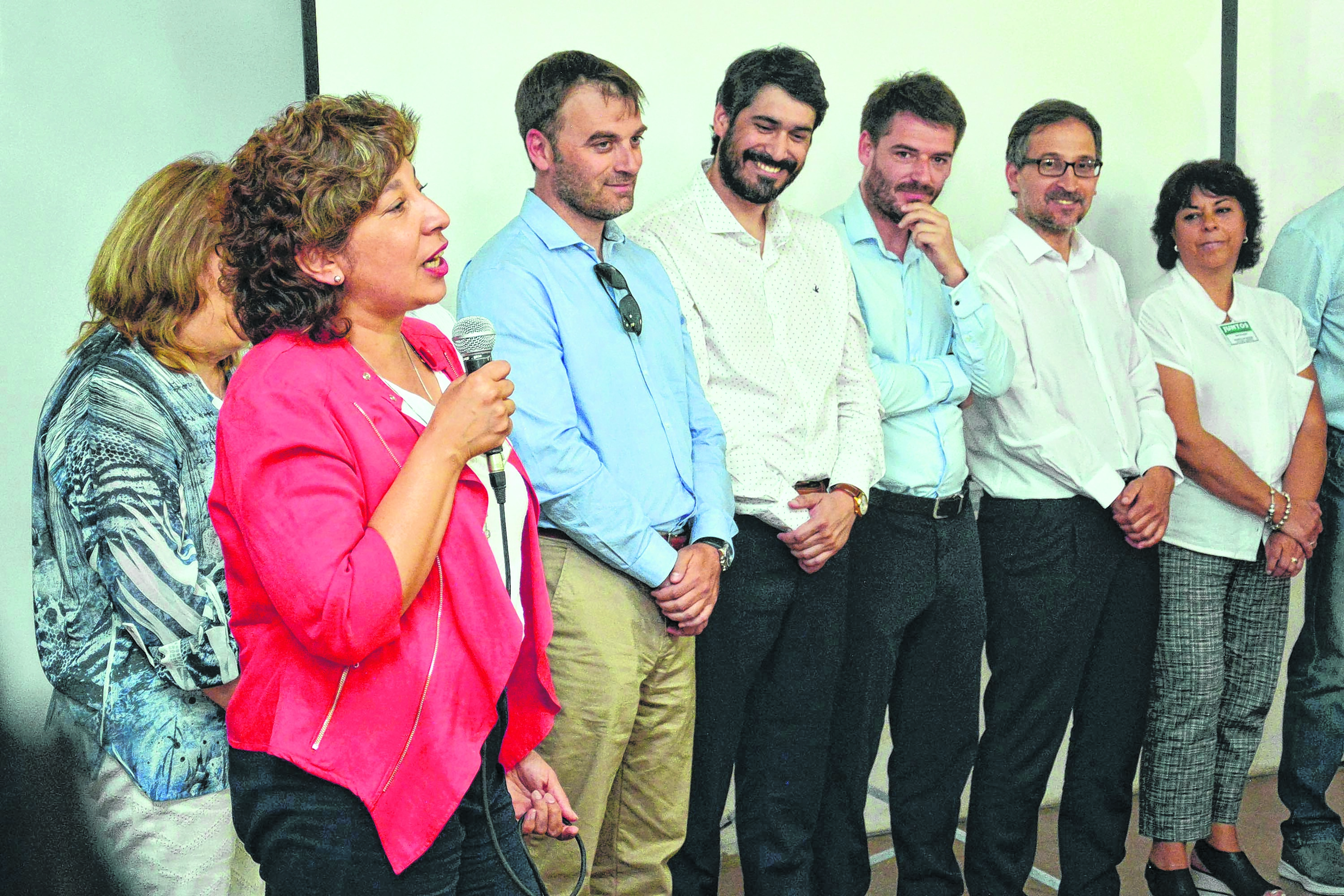 La futura gobernadora Carreras en la última presentación de su gabinete, con sus nueve ministros y cinco secretarios de Estado. (Foto : Marcelo Ochoa)