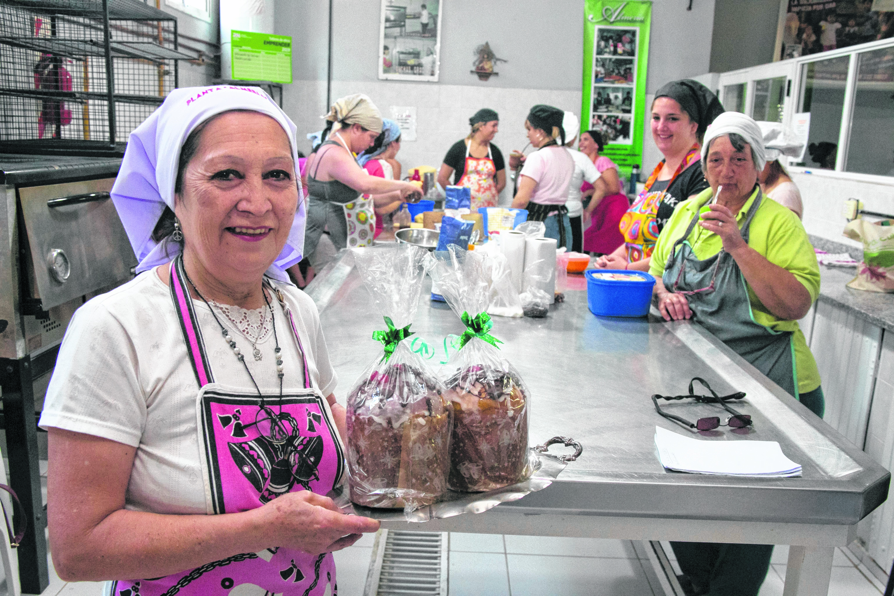 En la planta Almería, un nutrido grupo prepara los panes para repartir.  Foto Pablo Leguizamón. 