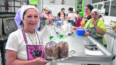 En la planta Almería, un nutrido grupo prepara los panes para repartir.  Foto Pablo Leguizamón. 