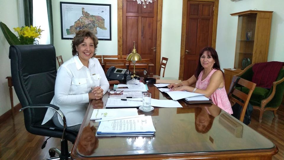 La gobernadora Carreras recibió a Frías, quien le explicó la situación comunal. Foto: gentileza.-