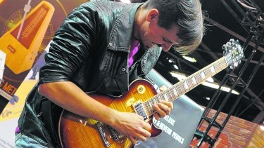 Tocar para otros. El músico encontró otras maneras de vivir de la música y no morir en el intento. 