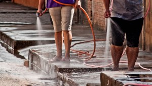 En Centenario solo pueden limpiar sus veredas dos días a la semana