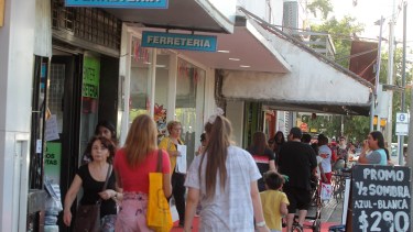 La medida de la nueva gestión del Municipio busca aliviar a los comercios de Neuquén. (Archivo Oscar Livera).-