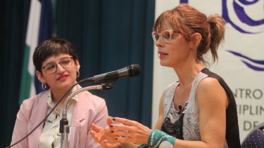 La periodista Mariana Carbajal fue entrevistada por la flamante editora de género de "Río Negro", Laura Loncopan Berti. (Oscar Livera).-