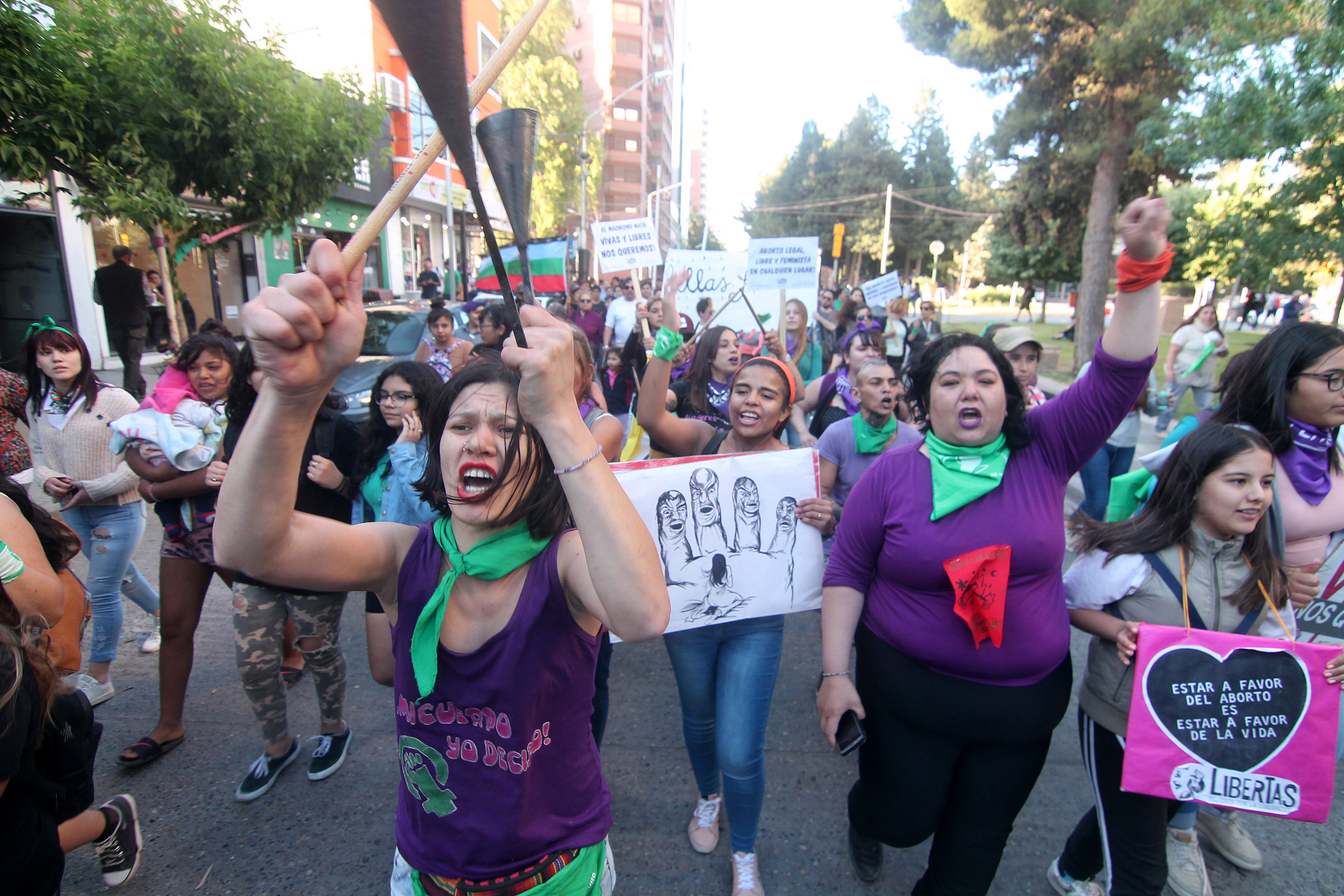 El femicidio de Guadalupe Curual en Villa la Angostura atraviesa con fuerza la marcha de hoy por el Día de la Mujer. Foto archivo: Oscar Livera.