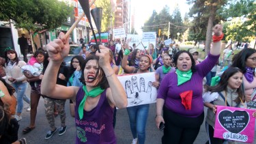 El femicidio de Guadalupe Curual en Villa la Angostura atraviesa con fuerza la marcha de hoy por el Día de la Mujer. Foto archivo: Oscar Livera.