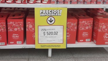 Los súper de Neuquén ya cuentan con la caja navideña que implementó el gobierno. (Foto: Juan Thomes)