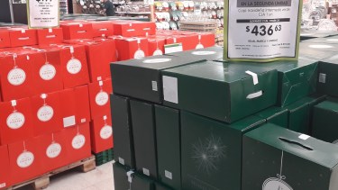 Los súper de Neuquén ya cuentan con la caja navideña que implementó el gobierno. (Foto: Juan Thomes)