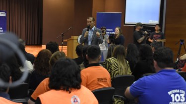 El gobernador Omar Gutiérrez participó de la presentación. Foto: Juan Thomes