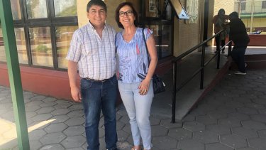 El sindicalista Carlos Quintriqueo y la senadora Silvia Sapag al salir del penal. Foto gentileza 