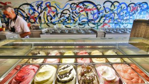 Degustación en la reinauguración de una tradicional heladería de Roca