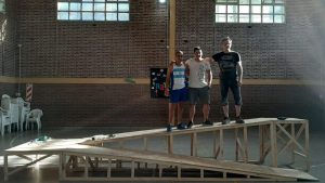 Construyeron una rampa para que “Cami” pueda subir al escenario a recibir su diploma