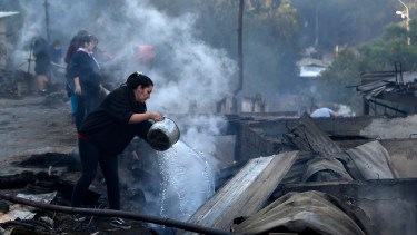 Un incendio consumió al menos 100 casas en los cerros de Valparaíso en Chile