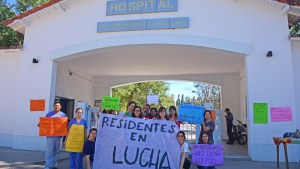 Médicos residentes también quieren aguinaldo y protestan frente al hospital en Roca