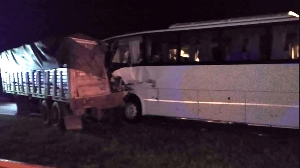 Un micro con jugadores de fútbol chocó con un camión: un muerto y varios heridos. Fue en la autopista Santa Fe - Rosario.