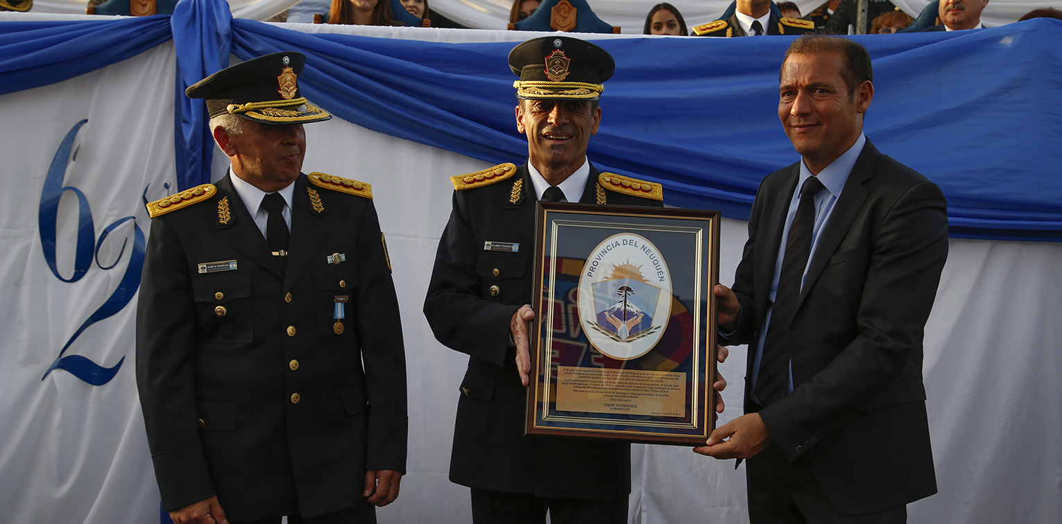 El gobernador junto al jefe de la policía saliente, Rubén Tissier (centro) y el subjefe, Domingo Naigual (izquierda), en el último aniversario de la institución. (Foto: Archivo.-)