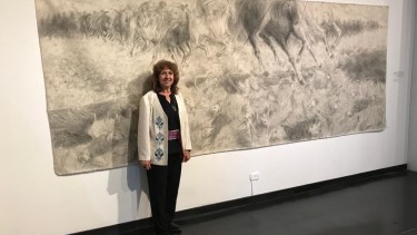 Mirta Córdoba, la artista que se inspiró en “el puente de lana viviente” para crear este magnífico lienzo que expone el MNBA. 