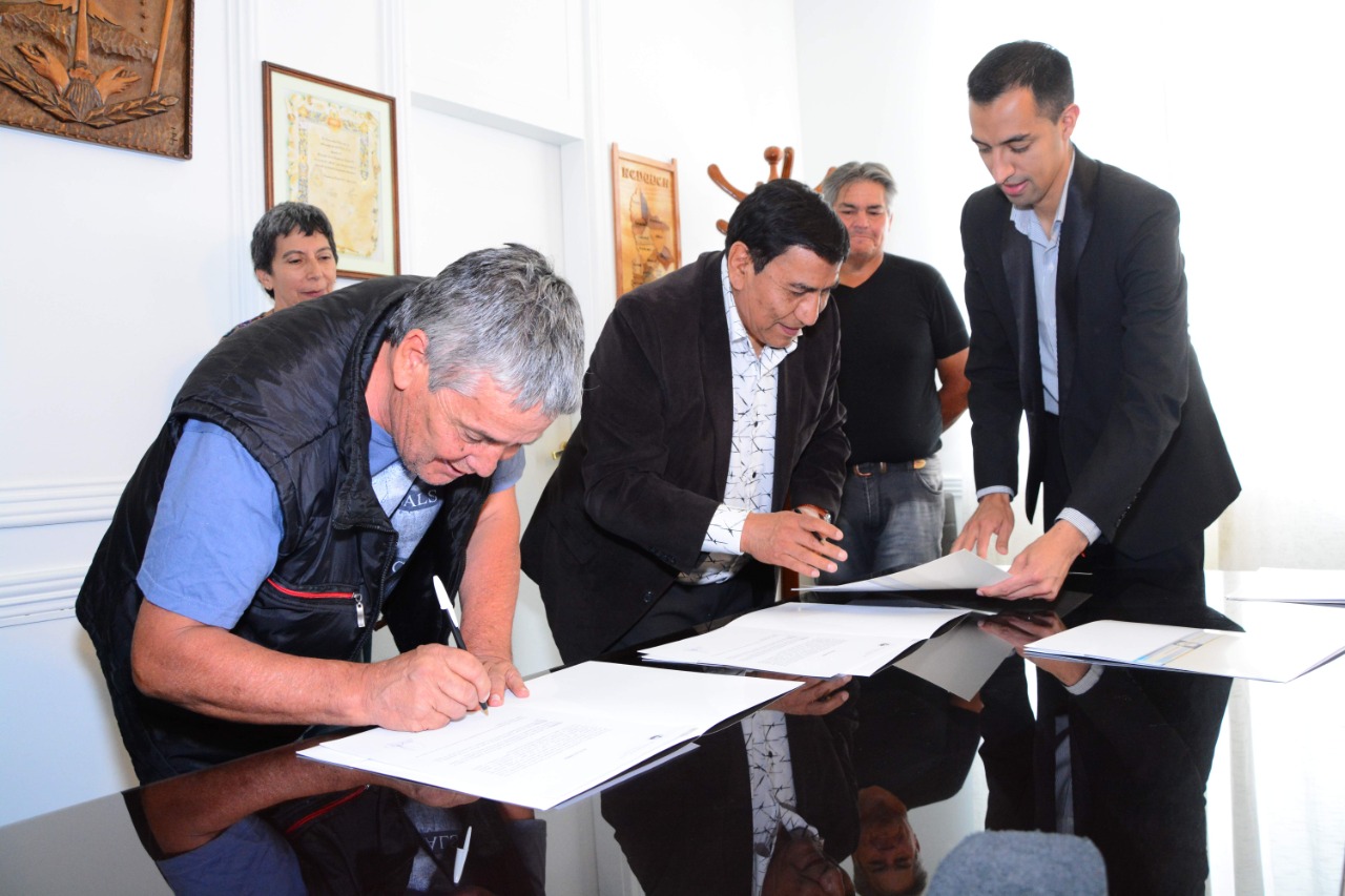 El intendente José Rioseco firmó este mediodía el pago de un bono extraordinario de 8.000 pesos para los agentes municipales. Foto: Gentileza. 