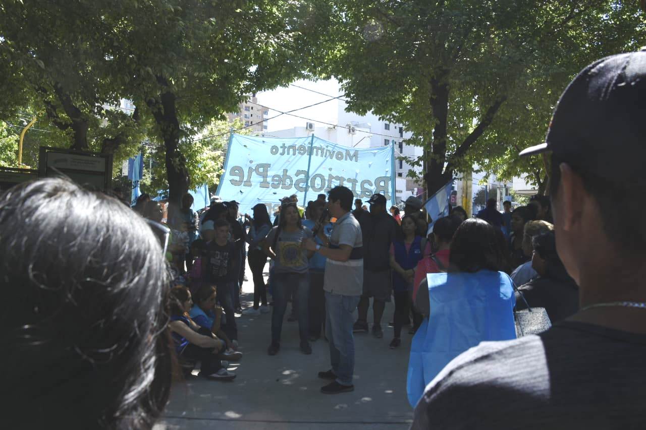 Los integrantes de Barrio de Pie se concentraron en la plaza frente a la Casa de Gobierno para esperar la reunión del mediodía. (juan Thomes).-