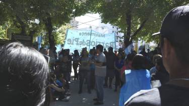 Los integrantes de Barrio de Pie se concentraron en la plaza frente a la Casa de Gobierno para esperar la reunión del mediodía. (juan Thomes).-