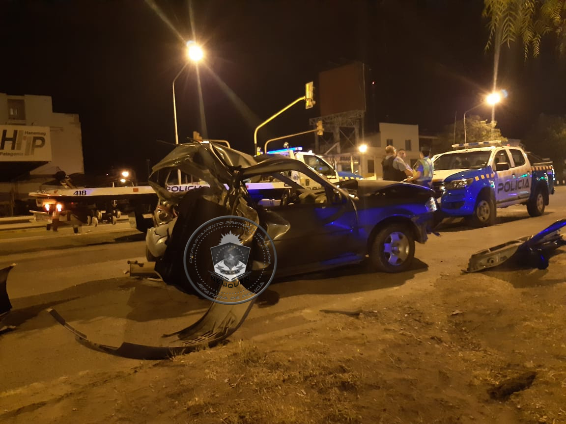 Así quedó el auto del policía, tras el choque. La camioneta lo arrastró 92 metros. (Foto: Gentileza.-)