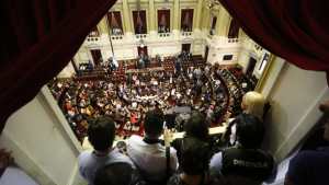 Gobernadores y dirigentes ingresan al Congreso a la espera de la Asamblea Legislativa