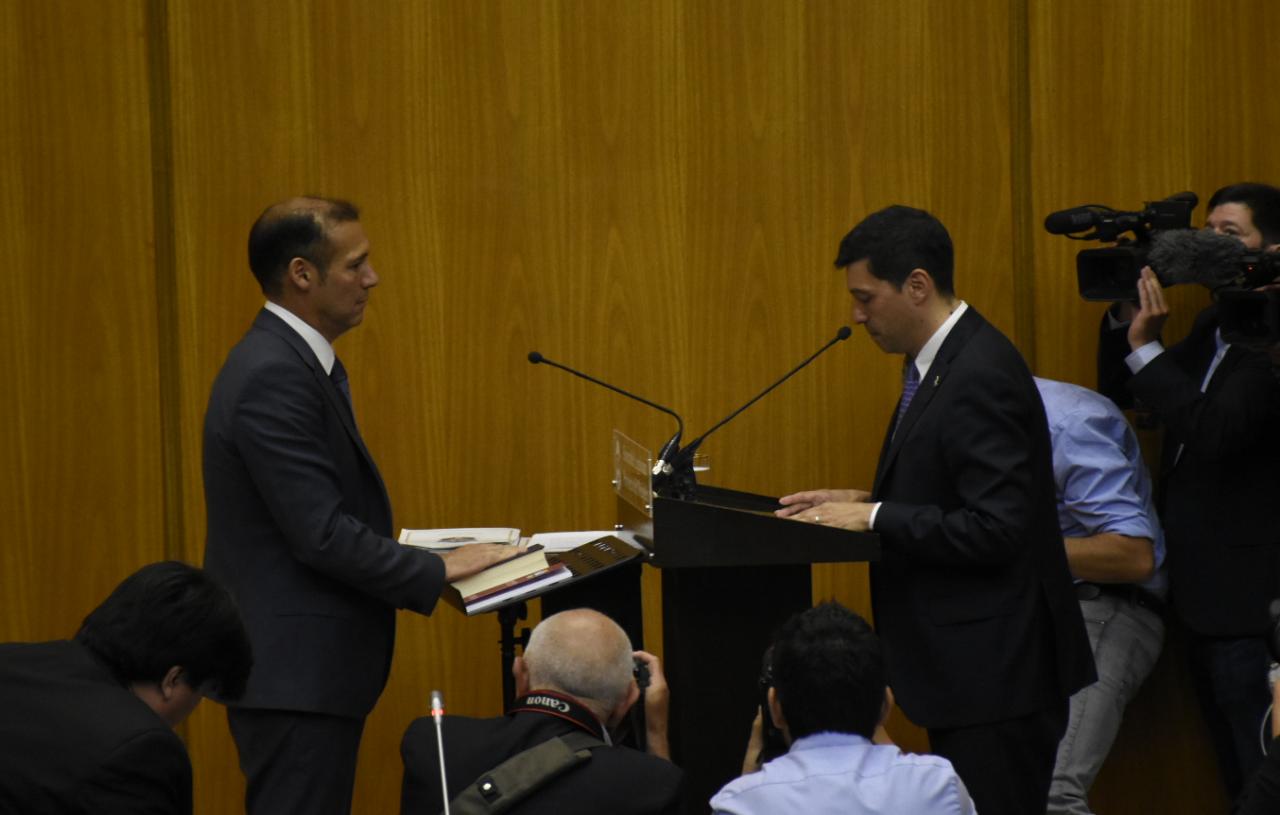 Omar Gutiérrez prestó juramento en la Legislatura. Foto: Florencia Salto