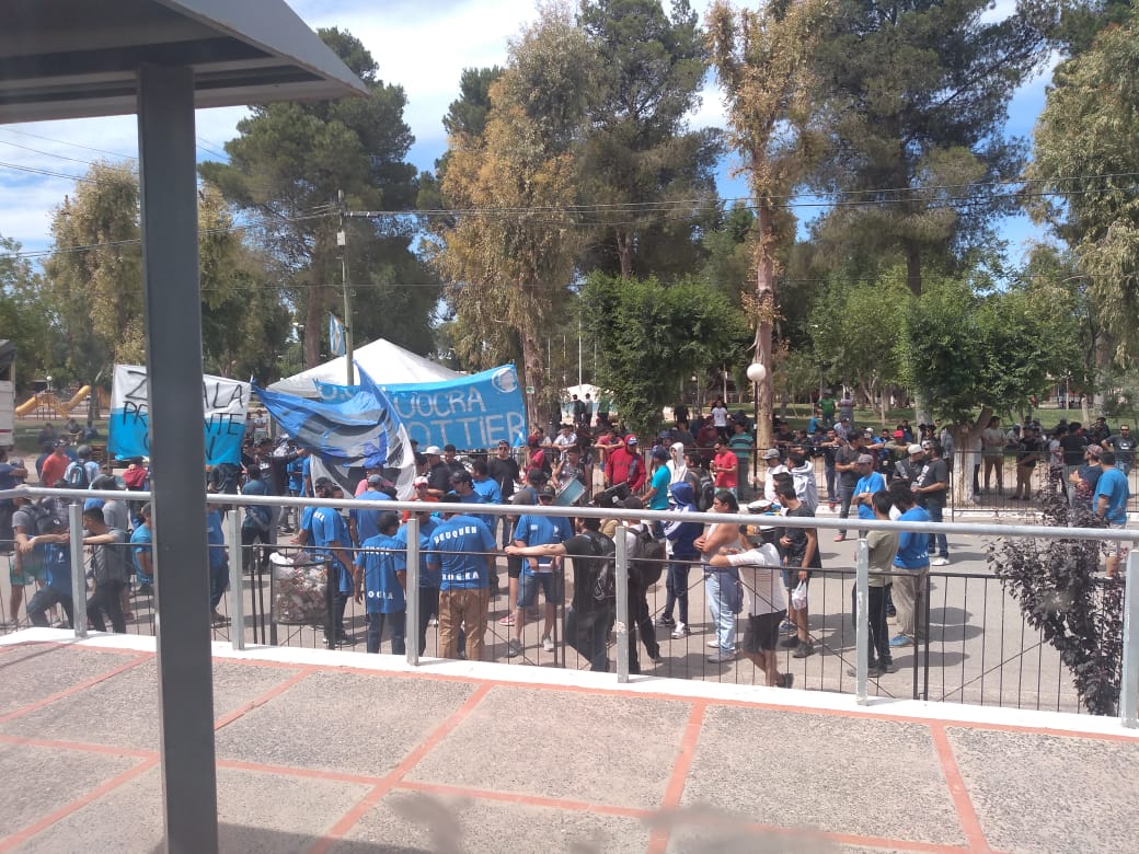 Los desocupados protestaron durante el acto de inauguración del nuevo edificio municipal de Añelo. (Gentileza).-
