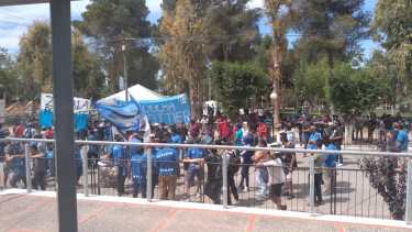 Los desocupados protestaron durante el acto de inauguración del nuevo edificio municipal de Añelo. (Gentileza).-