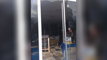 El hecho ocurrió esta madrugada. Destruyeron la puerta para ingresar. (Foto: Gentileza.-)