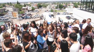 La flamante subsecretaria municipal de Mujeres, Alejandra Oehrens, junto a su equipo, luego de la jura. (Gentileza).-