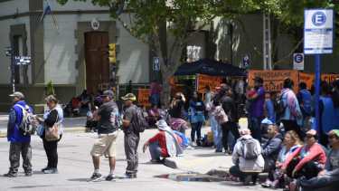 Diferentes organizaciones concentrarán en Casa de Gobierno para reclamar por el pago de salarios. (Foto Archivo Florencia Salto).-
