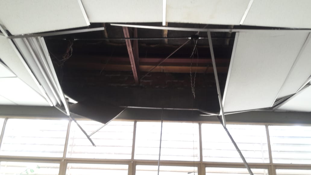 El tanque de agua del IFP 9 de Centenario de desplomó y afectó al techo de la institución. (Gentileza).-